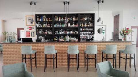 Communal lounge/ TV room, Lounge or bar, Food and drinks, Food, Drinks, Alcoholic drinks, Non alcoholic drinks