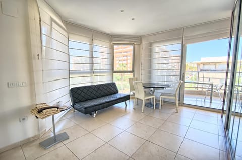 Day, Dining area, Landmark view