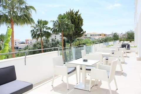 Restaurant/places to eat, Balcony/Terrace, Lounge or bar, Seating area