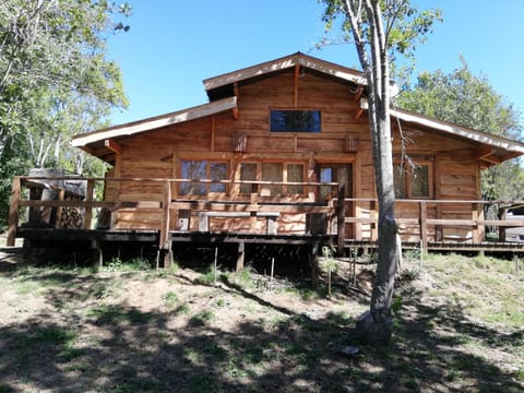 Cabaña rústica 2 maravillosa,con troncos nativos, con orilla de Río Trancura Maison in Pucon