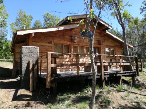 Cabaña rústica 2 maravillosa,con troncos nativos, con orilla de Río Trancura Casa in Pucon
