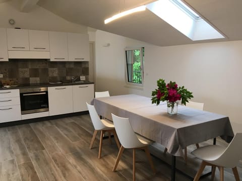 Kitchen or kitchenette, Dining area