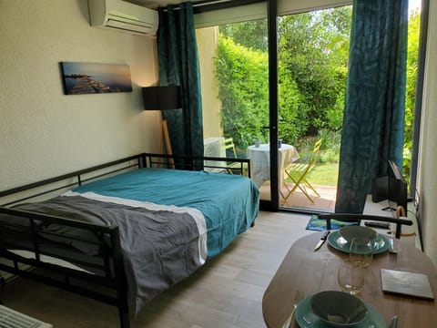 Bed, Garden, Balcony/Terrace, Photo of the whole room, Seating area, Dining area, Bedroom, Garden view, air conditioner