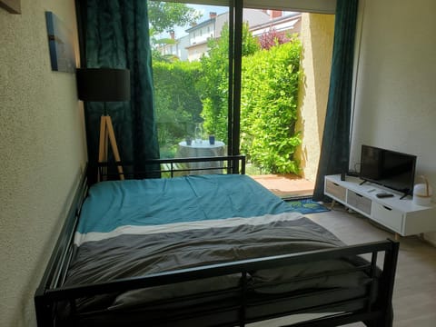 Bed, TV and multimedia, Balcony/Terrace, Photo of the whole room, Bedroom