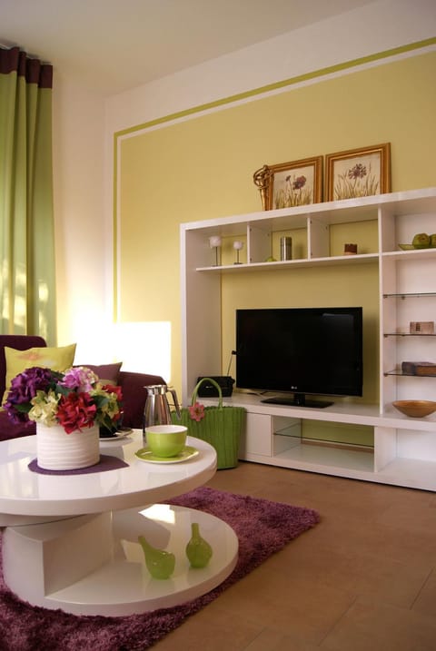 TV and multimedia, Photo of the whole room, Decorative detail