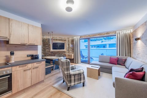 Balcony/Terrace, Kitchen or kitchenette, Living room, Dining area