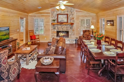 Wimberley Log Cabins Resort and Suites- The Oak Lodge Maison in Wimberley