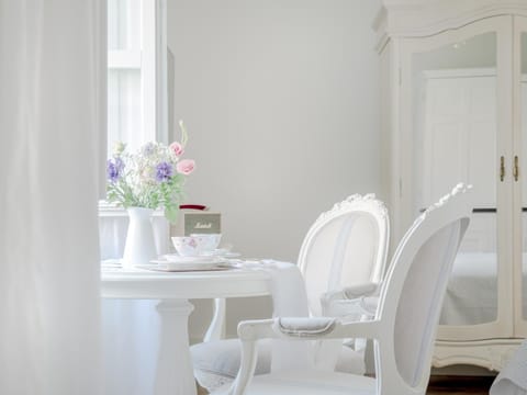 Decorative detail, Seating area, Dining area, Bedroom, Quiet street view