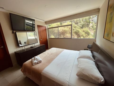 Bed, TV and multimedia, Photo of the whole room, Bedroom, towels