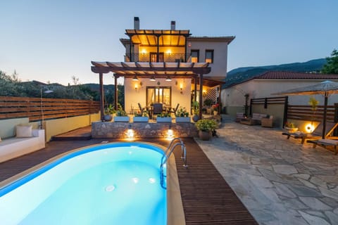 Property building, Patio, Day, Natural landscape, Summer, Mountain view, Pool view, Swimming pool, sunbed