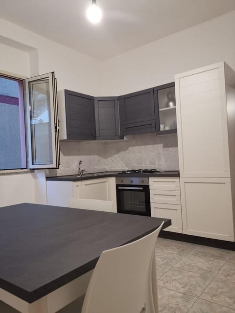 Kitchen or kitchenette, Dining area, kitchen