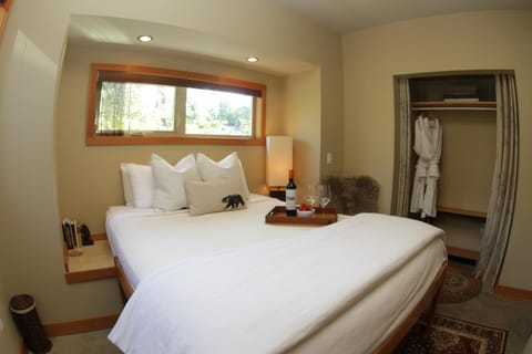 Black Bear Guesthouse Bed and Breakfast in Tofino