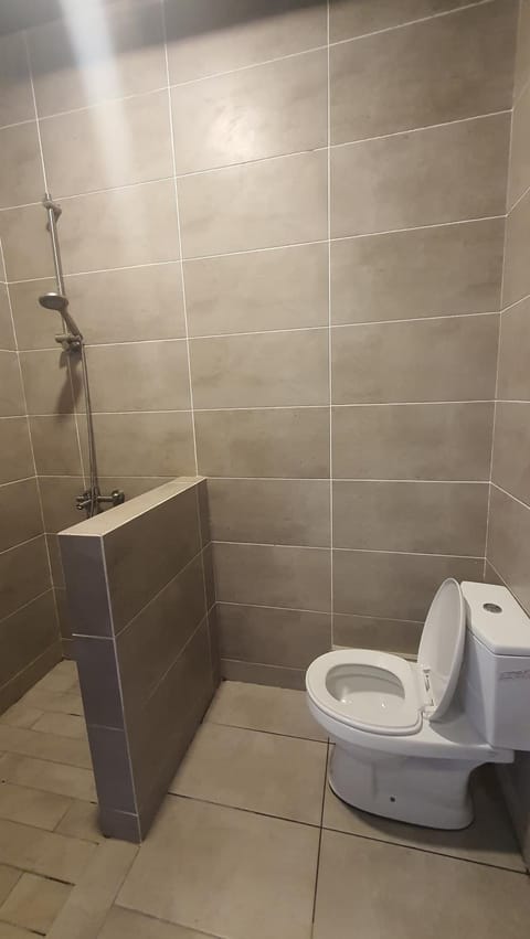 Shower, Toilet