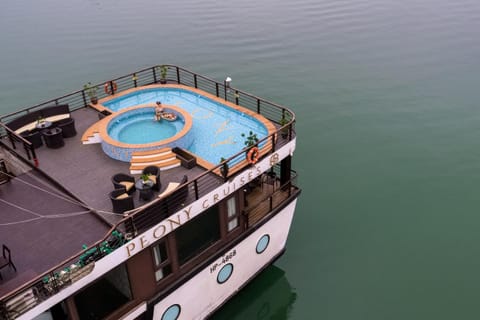 Peony Cruises Barco atracado in Laos