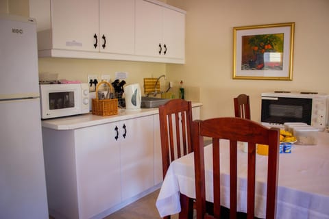 Coffee/tea facilities, Kitchen or kitchenette, Dining area