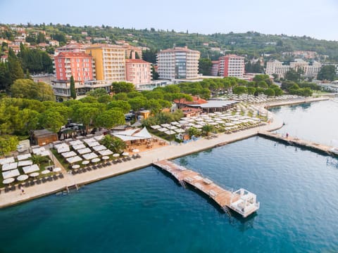 Property building, Natural landscape, Bird's eye view, Beach, City view, Sea view, Location