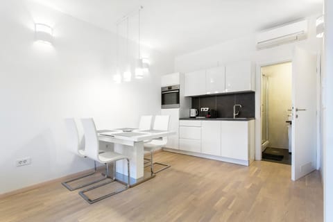 Kitchen or kitchenette, Photo of the whole room, Dining area