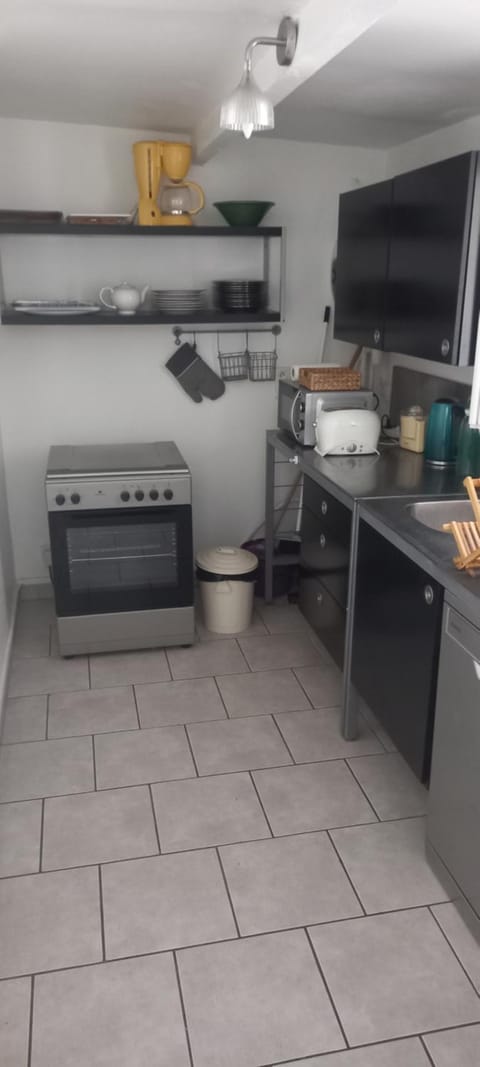 Coffee/tea facilities, microwave, stove, toaster