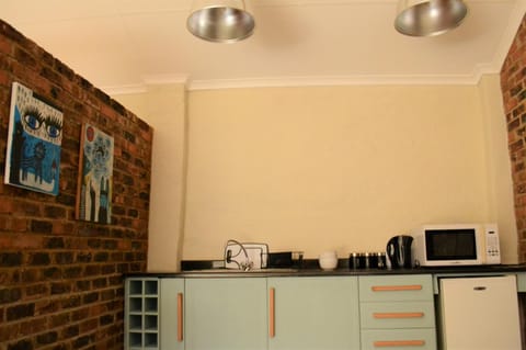 New barn room private space, FIBRE Wifi, Vegan Home Bed and Breakfast in Sandton