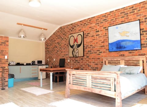 New barn room private space, FIBRE Wifi, Vegan Home Bed and Breakfast in Sandton