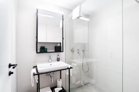 Shower, Bathroom, towels