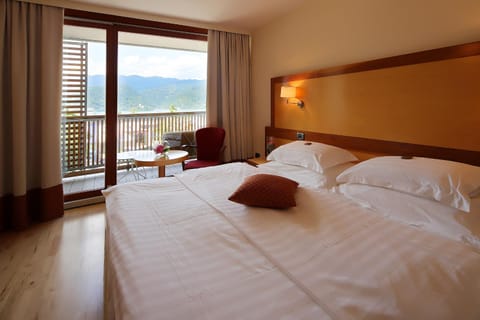 Bed, Photo of the whole room, Bedroom, Lake view, Mountain view