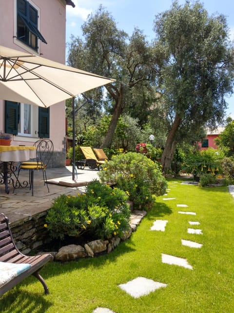 Property building, Patio, Day, Garden, Dining area, Garden view
