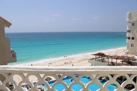 Pool view, Sea view