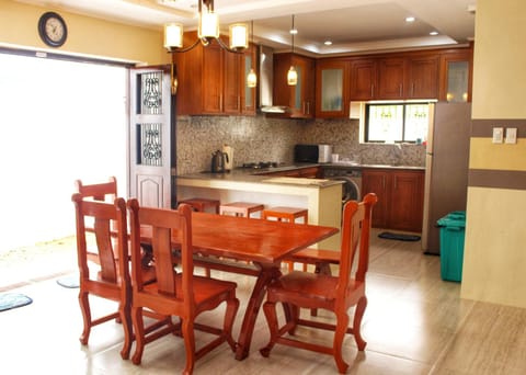 Kitchen or kitchenette, Dining area, microwave, stove