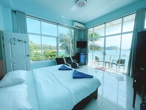 Bed, Photo of the whole room, Sea view, towels, wardrobe