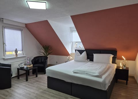 Bed, Photo of the whole room, Seating area, Bedroom