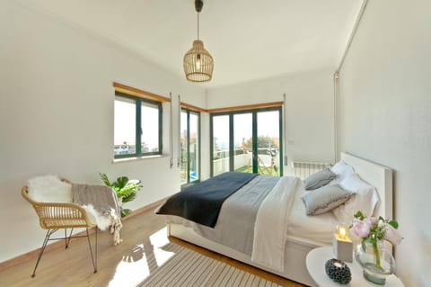 Bed, Balcony/Terrace, Photo of the whole room, Bedroom, Pool view, Sea view, Family