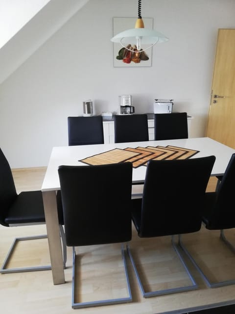 Kitchen or kitchenette, Seating area, Dining area