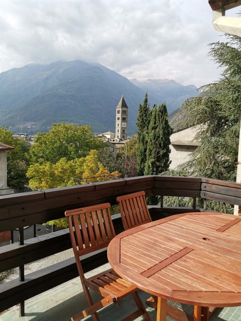 View (from property/room), Balcony/Terrace, Dining area, Mountain view
