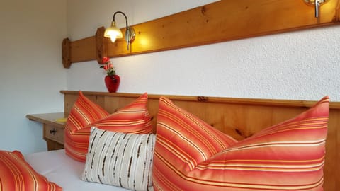 Photo of the whole room, Decorative detail