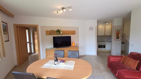 TV and multimedia, Kitchen or kitchenette, Living room, Dining area, kitchen