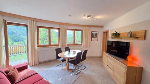 Garden, TV and multimedia, View (from property/room), Living room, Seating area, Dining area, Garden view