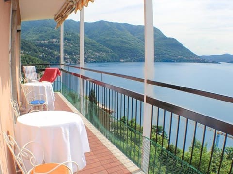 View (from property/room), Balcony/Terrace, Lake view, Mountain view