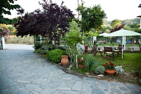 Facade/entrance, Summer, Garden, On site, Time of day, Family