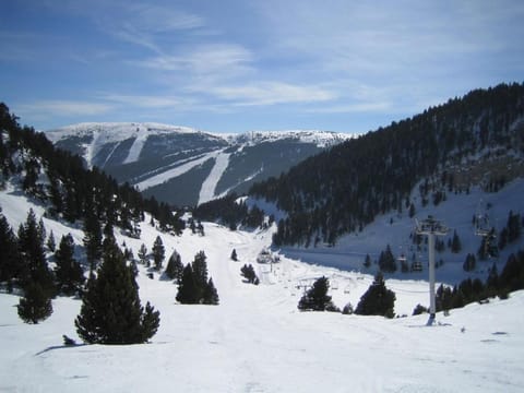 Nearby landmark, Off site, Natural landscape, Winter, Skiing