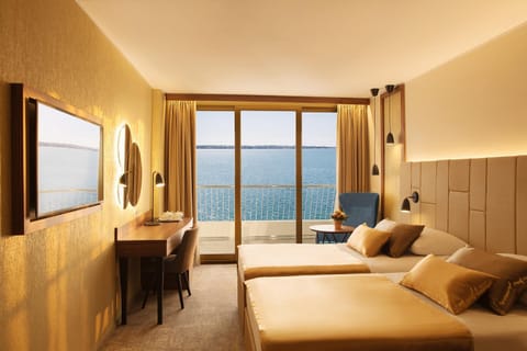 Bed, Balcony/Terrace, Seating area, Bedroom, Sea view