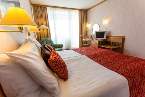 Bed, Seating area, Bedroom