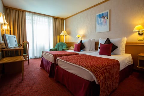 Bed, Seating area, Bedroom