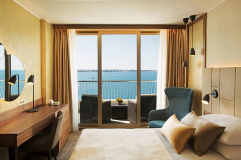 Bed, Balcony/Terrace, Seating area, Bedroom, Sea view