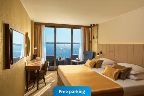Bed, TV and multimedia, Photo of the whole room, Sea view