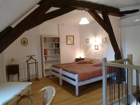 Bed, Library, Photo of the whole room, Bedroom