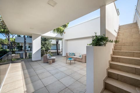 Property building, Patio, Balcony/Terrace