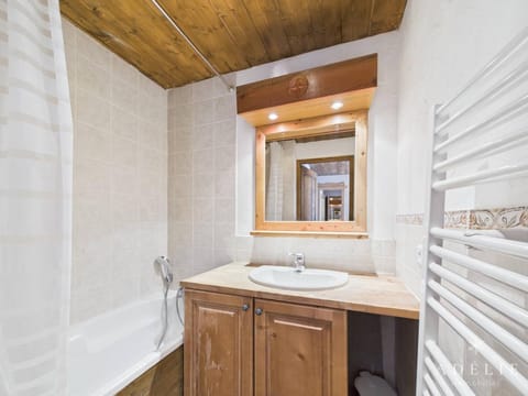 Chalet 4 pièces centre station, parking inclus - FR-1-398-591 Apartment in Montvalezan