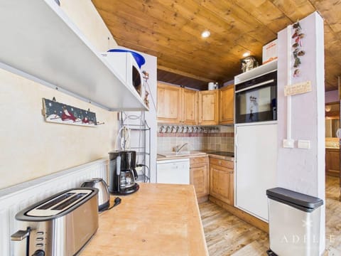 Chalet 4 pièces centre station, parking inclus - FR-1-398-591 Apartment in Montvalezan