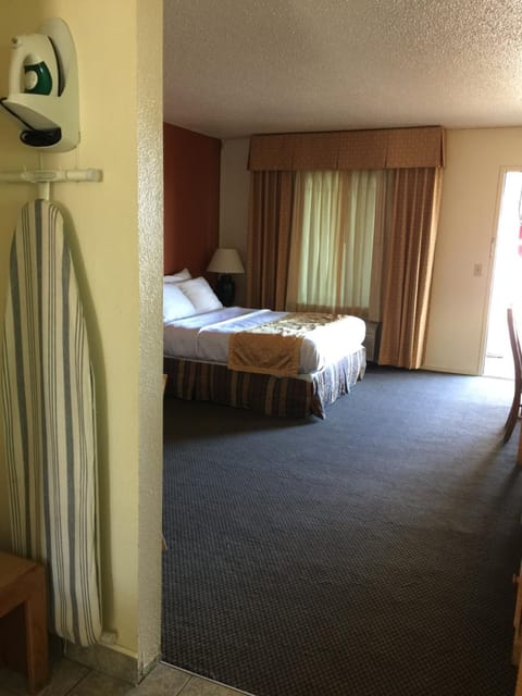 Tiki Lodge Motel in Medford